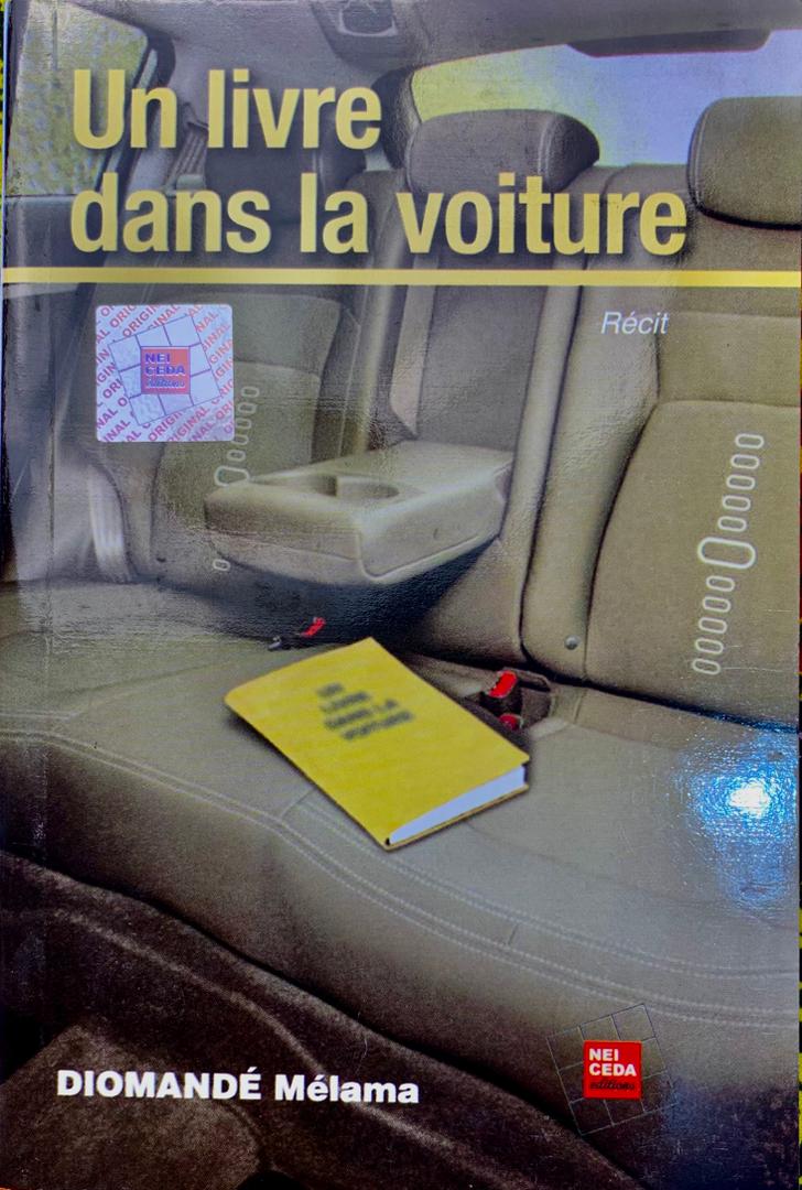UN LIVRE DANS LA VOITURE